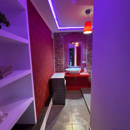 Analog Red Apartment Posen